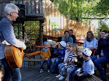 Liedermacher Uwe Lall (links) lockte mit seinen Mitmachliedern Kinder wie auch Eltern aus der Reserve.Günther Geiling