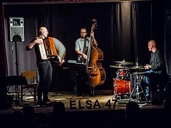 Das Trio Tango Transit gastierte in der Reihe Elsa 47 im Elsicher Dorfhaus (von links): Martin Wagner, Hanns Höhn und Andreas Neubauer.Foto: Jochen Berger