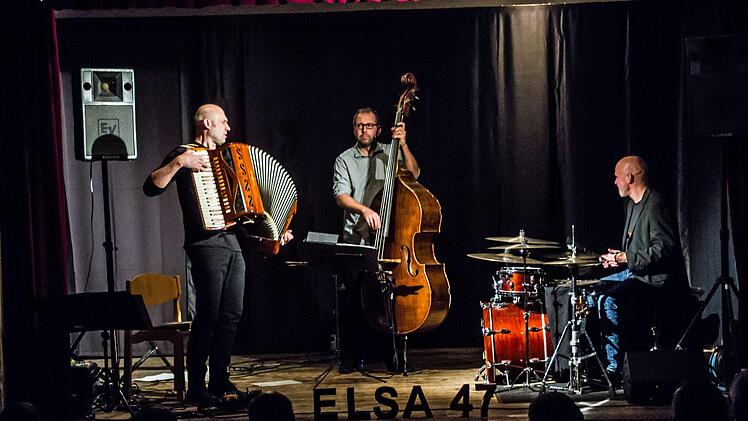 Das Trio Tango Transit gastierte in der Reihe Elsa 47 im Elsicher Dorfhaus (von links): Martin Wagner, Hanns Höhn und Andreas Neubauer.Foto: Jochen Berger