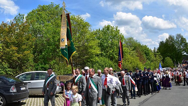 Der Festzug in Geschwand Foto: Petra Malbrich