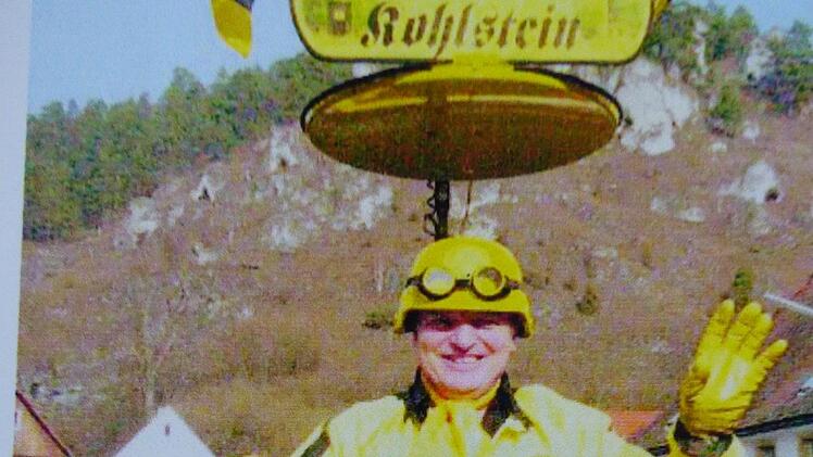 Ein Bild aus den Anfängen: Der Organisator der Kohlsteiner  Narren damals als Sicherheitsdienst  Foto: Thomas Weichert