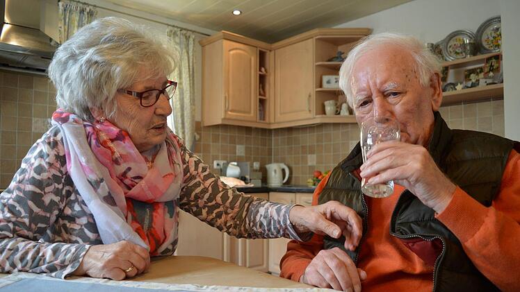 Gerda Gebhardt muss Hans, der Demenz hat, das Essen und Trinken reichen. Sie kümmert sich 24 Stunden am Tag, sieben Tage die Woche um ihren pflegebedürftigen Ehemann. Foto: Ronald Heck