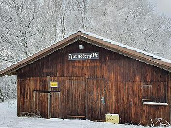 Mehr als die Basish&uuml;tte ist nicht &uuml;brig vom Skilift am Farnsberg. Die Anlage selbst ist verkauft.  Foto: Steffen Standke