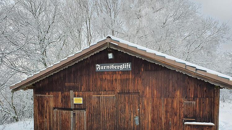 Mehr als die Basish&uuml;tte ist nicht &uuml;brig vom Skilift am Farnsberg. Die Anlage selbst ist verkauft.  Foto: Steffen Standke
