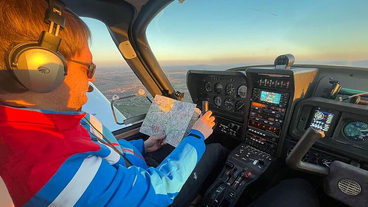 Hof: Fränkischer Pilot setzt Stammtischidee in die Tat um - und hinterlässt Botschaft am Himmel