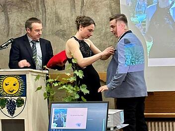 Sommerhausen kr&ouml;nt ersten Weinprinzen - B&uuml;rgermeister erkl&auml;rt Neuheit bei Tradition