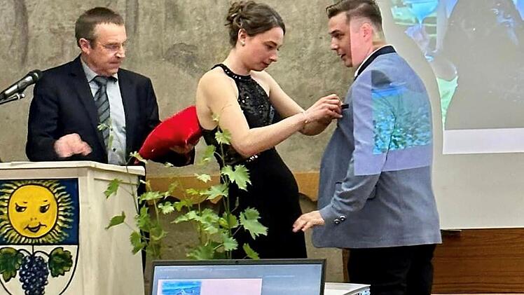 Sommerhausen kr&ouml;nt ersten Weinprinzen - B&uuml;rgermeister erkl&auml;rt Neuheit bei Tradition