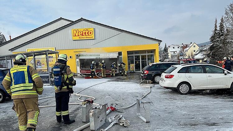 Bäcker-Wagen in Lichtenfels in Flammen: Feuerwehr verhindert knapp Katastrophe