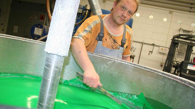 Klaus Angermüller an der Farbenmischmaschine.