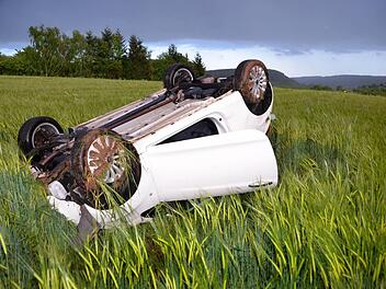 Das Unfallauto hat sich mehrfach überschlagen. Fotos: Peter Rauch