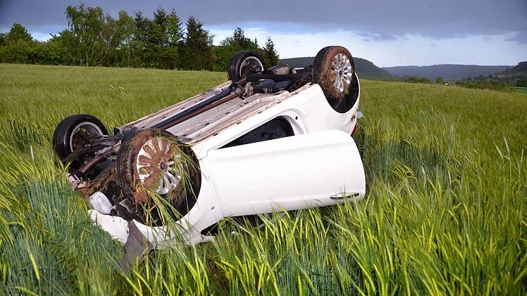 Das Unfallauto hat sich mehrfach überschlagen. Fotos: Peter Rauch