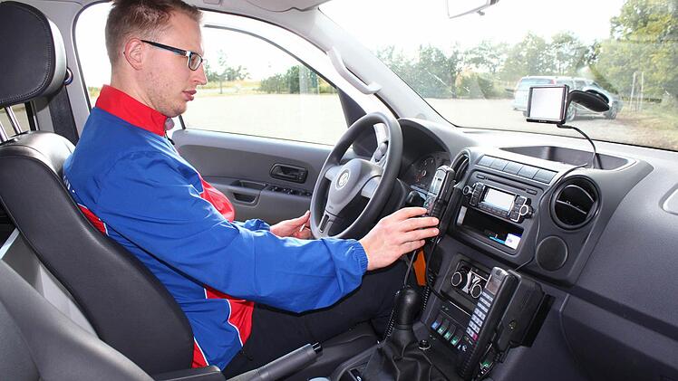 ... sowie über die notwendige Funktechnik.