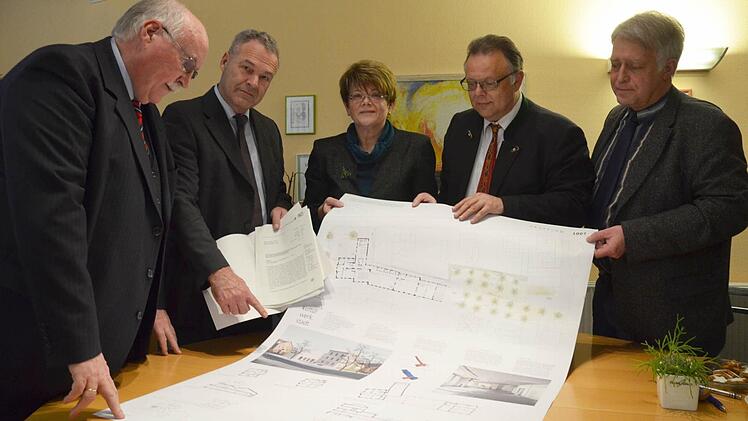 Jetzt kann das Projekt Kultur.Werk.Stadt Wirklichkeit werden. Regierungspräsident Wilhelm Wenning, Frank Rebhan, Elke Protzmann, Martin Stingl und Bauamtsleiter Richard Peschel betrachten den Plan für das Projekt. Foto: Rainer Lutz