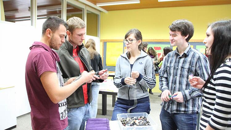 Johannes Fries, Paul Biermann, Lena Carstensen, Lukas Lippert und Janina Markert sind Schüler der Fachschule für Heilerziehungspflege und gehören damit in Münnerstadt zu den Schüler-Pionieren dieser Fachrichtung. Foto: Heike Beudert