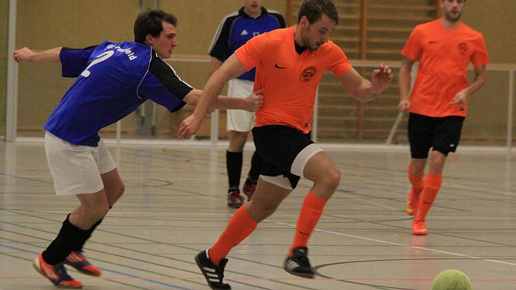 Der SV Pretzfeld holte im Finale einen Rückstand auf, musste sich dann jedoch im Neunmeterschießen geschlagen geben. Bastian Kursawe (links) versucht Benjamin Wesolowski zu halten. Fotos: Uwe Kellner