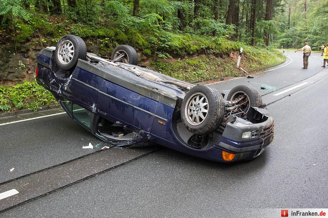 Autofahrer kommt von Fahrbahn ab und überschlägt sich