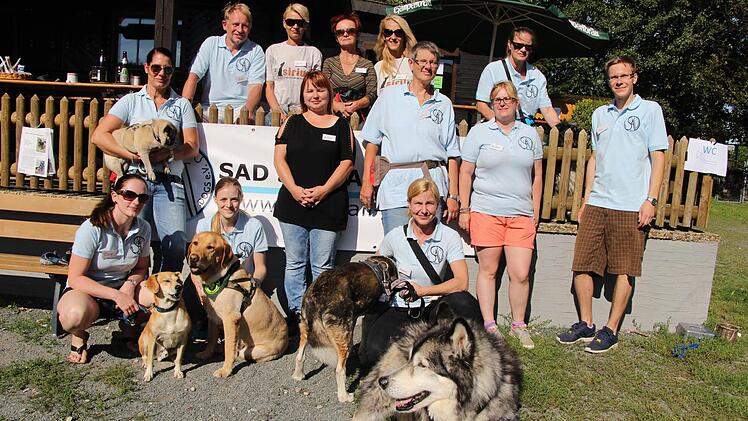 Aufnehmer von Hunden, die zuvor Schlimmes erlitten, trafen sich zwei Tage lang in Kronach. Hier einige der Verantwortlichen. Hinten links der Kronacher Hauptorganisator Udo Thoennes, stehend links "Save all Dogs"-Vorsitzende Petra Rekus, neben ihr stehend die ungarische Tierheimleiterin Andrea.  Foto: Rainer Glissnik