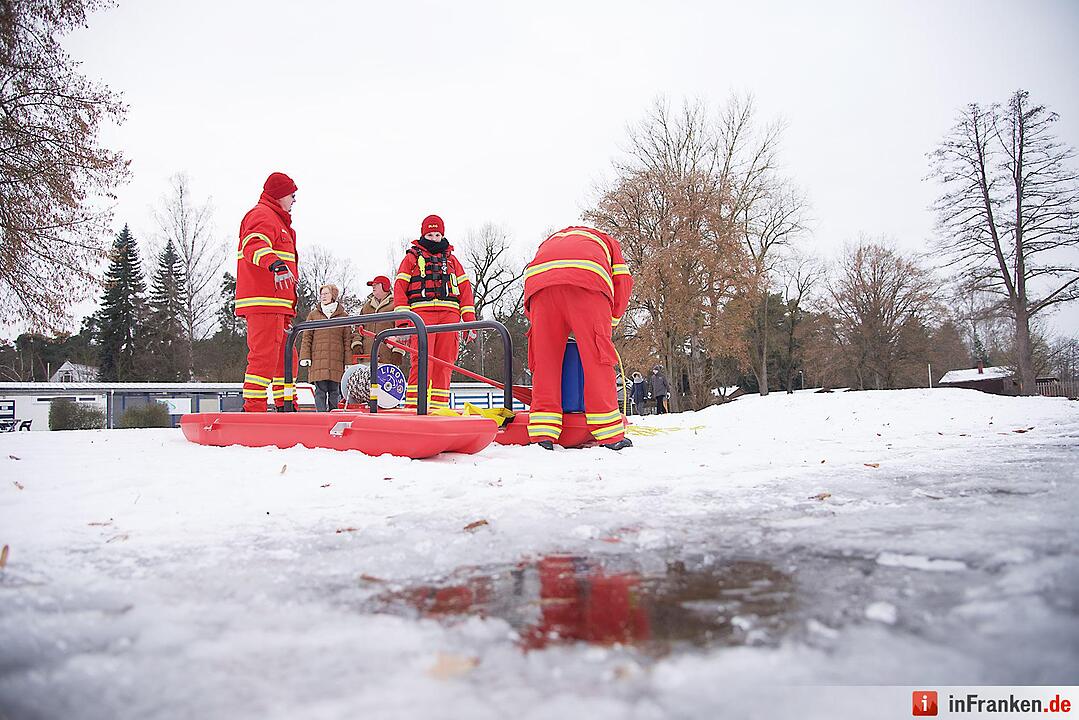 Eislaufverbot auf Dechsendorfer Weiher - DLRG-Kräfte sind vor Ort