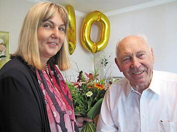 Bürgermeisterin Birgit Weber gratuliert im Namen der Stadt Coburg Friedrich Lieb zu dessen 90. Geburtstag.  Foto: Martin Koch