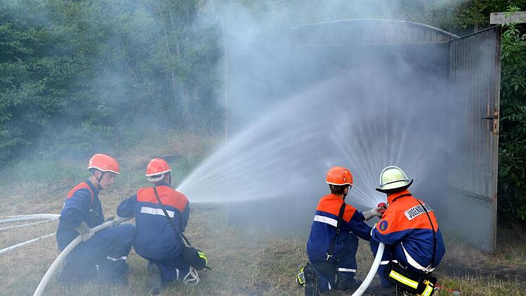 Als ersten Einsatz der 24-Stunden-Jugendübung hatten die Kissinger Jugendlichen einen Garagenbrand zu löschen. Foto: Peter Rauch