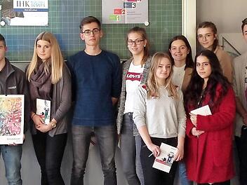 Die IHK-Ausbildungsscouts Anja Markhof (Dritte von links) sowie Verena Appel (Vierte von links) von der Baur-Versand-Gruppe und Marcel Mager (F&uuml;nfter von links) von der Hans Weber Maschinenfabrik GmbH gaben den Sch&uuml;lern des Kaspar-Zeu&szlig;-Gymnasiums pers&ouml;nliche Einblicke in ihre Ausbildungsberufe. Foto: IHK