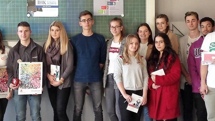 Die IHK-Ausbildungsscouts Anja Markhof (Dritte von links) sowie Verena Appel (Vierte von links) von der Baur-Versand-Gruppe und Marcel Mager (F&uuml;nfter von links) von der Hans Weber Maschinenfabrik GmbH gaben den Sch&uuml;lern des Kaspar-Zeu&szlig;-Gymnasiums pers&ouml;nliche Einblicke in ihre Ausbildungsberufe. Foto: IHK