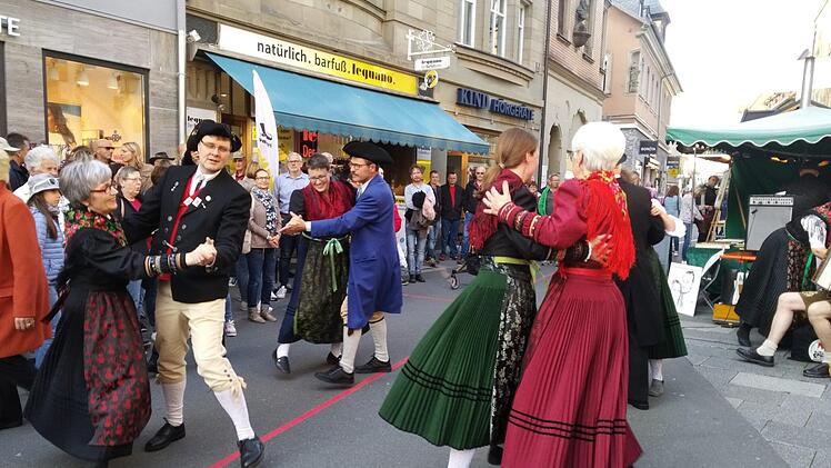 Die Trachten-Volkstanzgruppe vom Rh&ouml;nklub Bad Kissingen beim Rundtanz.  Fotos: Birgit Rechtenbacher