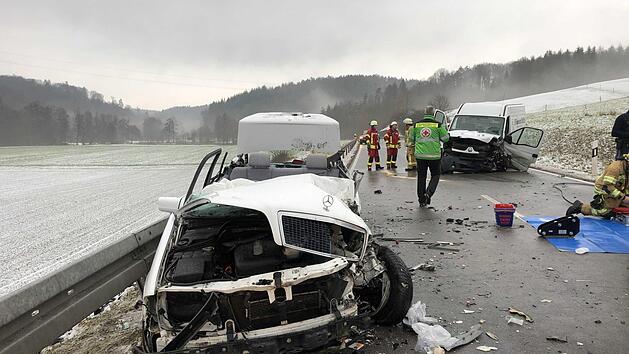 Die Staatsstra&szlig;e ist bis in den Donnerstagabend hinein gesperrt. Foto: Merzbach/News5