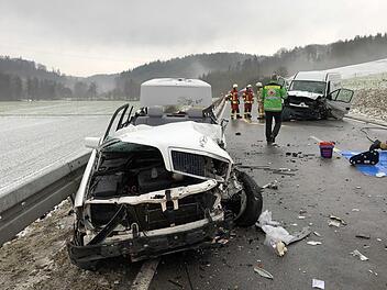 Die Staatsstra&szlig;e ist bis in den Donnerstagabend hinein gesperrt. Foto: Merzbach/News5