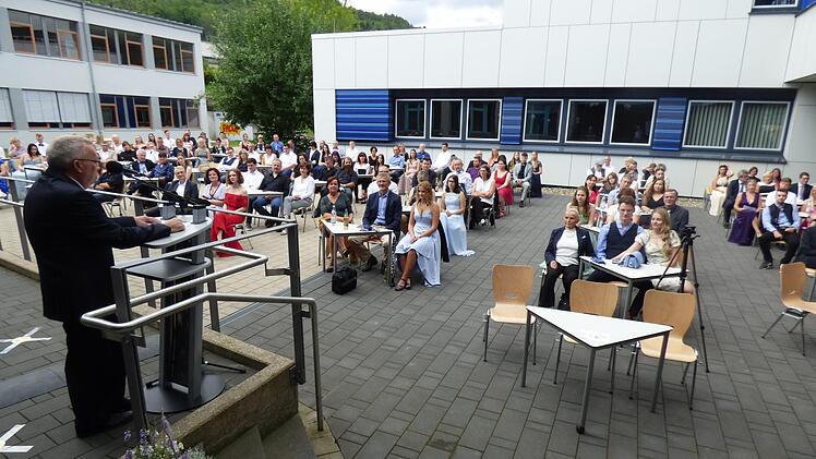 Direktor Siegfried Reck hielt seine Rede zur Verabschiedung der Abiturienten im Innenhof des Gymnasiums Fränkische Schweiz.  Fotos: Thomas Weichert