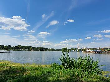 Der Sander Baggersee hat wie viele seiner Art verschiedene Zonen. Hier gibt es einen Fahrweg vom Main (hinten Mitte) zum Kieswerk (rechts). Foto: Brigitte Krause