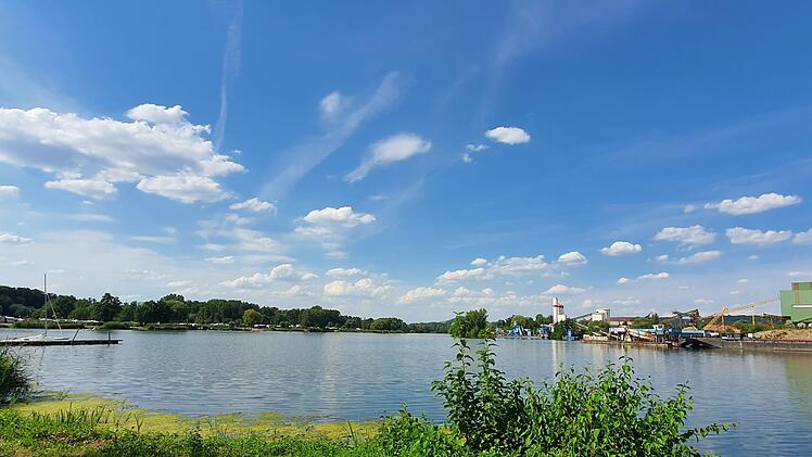 Der Sander Baggersee hat wie viele seiner Art verschiedene Zonen. Hier gibt es einen Fahrweg vom Main (hinten Mitte) zum Kieswerk (rechts). Foto: Brigitte Krause