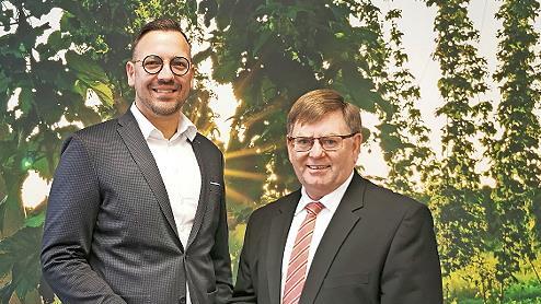 Herbert Sommerer (r.) übergibt die Leitung der Sparkassenfiliale symbolisch an Tino Keßler.