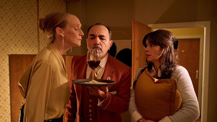 Nicht jeder Gast im Hotel Prinzenhof ist so einfach zufriedenzustellen. Hotelgast Frau Rauscher (Melanie Straub, links) ist sehr sensibel, wenn es um Geräusche geht. Schaffen es Charles (Adnan Maral) und Millie (Tamara Romera Ginés) ihren Gast zum Einschlafen zu bringen?