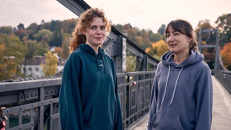 Frederike Bader (Marie Leuenberger, rechts) freut sich, dass ihre Tochter Mia Bader (Nadja Sabersky)  vor&uuml;bergehend wieder bei ihr wohnt.