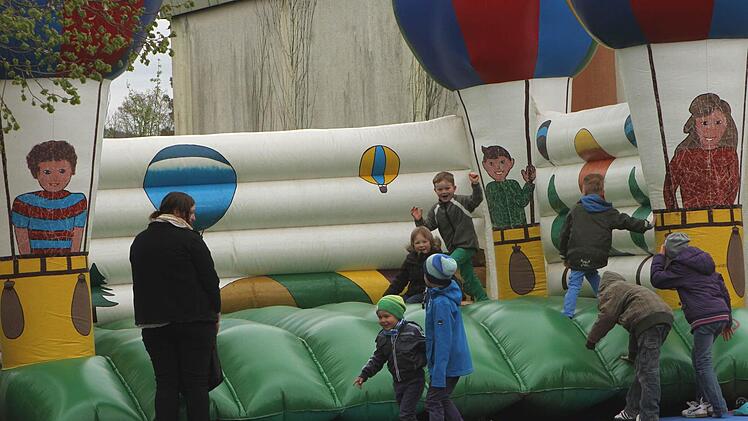 Für die Jugend war mit der Hüpfinsel Kurzweil geboten. Foto: gg