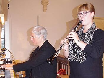 Katharina Pfretzschner (links) und Anna Ringlstetter begeisterten mit Musik auf zwei harmonisch miteinander verschmelzenden Instrumenten.