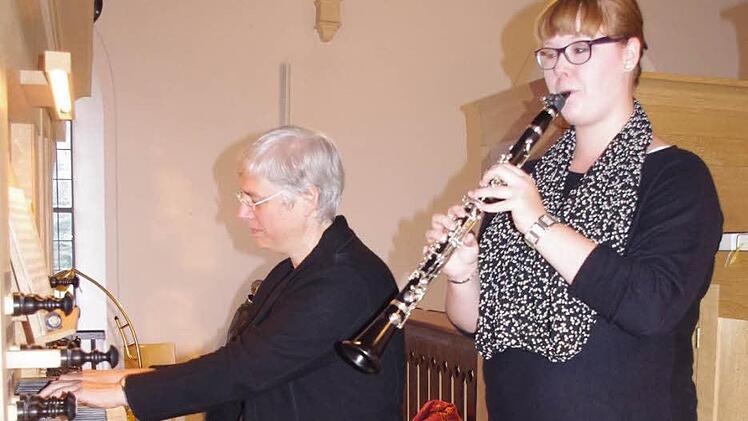 Katharina Pfretzschner (links) und Anna Ringlstetter begeisterten mit Musik auf zwei harmonisch miteinander verschmelzenden Instrumenten.