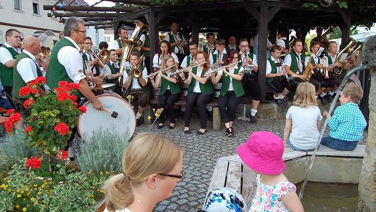 Die Islinger Musikanten eröffneten die Feier unter der Tanzlinde in Isling. Foto: Andreas Welz