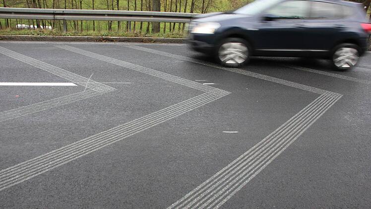 Die Fräsrillen auf der B85 bei Weißenbrunn sind an die geringe Straßenneigung angepasst. Foto: Friedwald Schedel