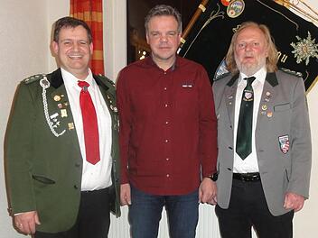 Schützenmeister Michael Wimmel (links) ehrte den langjährigen Aktiven Dieter Schmitt, es gratulierte Gauschützenmeister Michael Groß (rechts). Foto: Wolfgang Wimmel