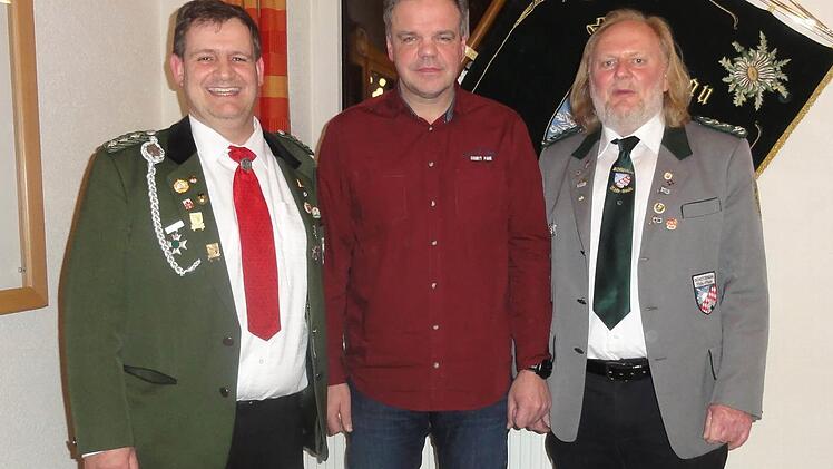 Schützenmeister Michael Wimmel (links) ehrte den langjährigen Aktiven Dieter Schmitt, es gratulierte Gauschützenmeister Michael Groß (rechts). Foto: Wolfgang Wimmel