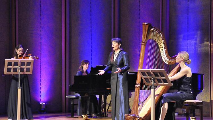 Mal romantisch, mal feurig. Eva-Maria Vischi (Violine), Silvia Ritter (Klavier) und die Sopranistin Bettina Kerth und Birke Falkenroth (Harfe) verstehen mit Frauen-Power ihr Publikum zu begeistern. Foto: Peter Klopf