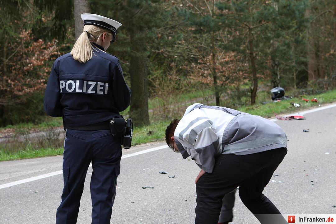Motorrad und Moped kollidieren bei Pleinfeld
