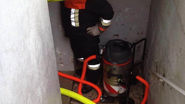 Wo der Wassersauger nicht mehr reichte, musste abgepumpt werden.  Fotos: Feuerwehr Rupboden (2)