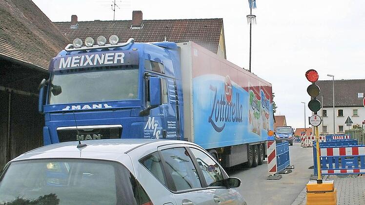 Eng geht es derzeit zu in der Ortsdurchfahrt von Wiesenthau.