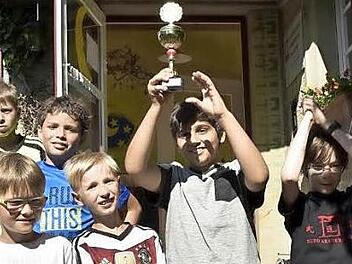 Stolz nahm die Mondgruppe den Pokal für den Sieg im Fußballturnier entgegen. Necirvan hebt den Pokal in die Höhe. Mit ihm freuen sich (in der gleichen Reihe von links): Marco, Elias und David.  Foto: Gerold Snater