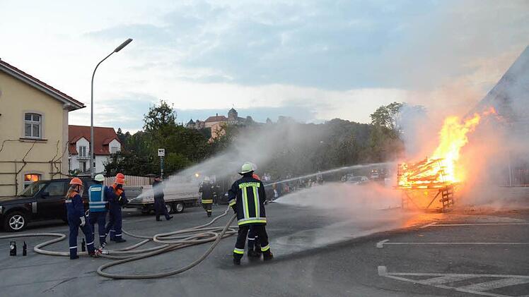Nach dem Aufbau eines Löschangriffs hieß es schon nach wenigen Minuten bei der Jugendfeuerwehr "Wasser marsch" aus den Strahlrohren. Foto: Karl-Heinz Hofmann