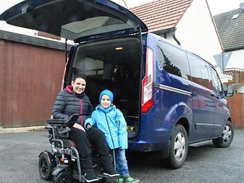Katrin Richter und Sohn Sam freuen sich über das neue Familienauto, das behindertengerechter umgebaut werden soll.Sabine Weinbeer
