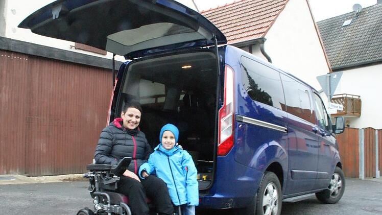 Katrin Richter und Sohn Sam freuen sich über das neue Familienauto, das behindertengerechter umgebaut werden soll.Sabine Weinbeer
